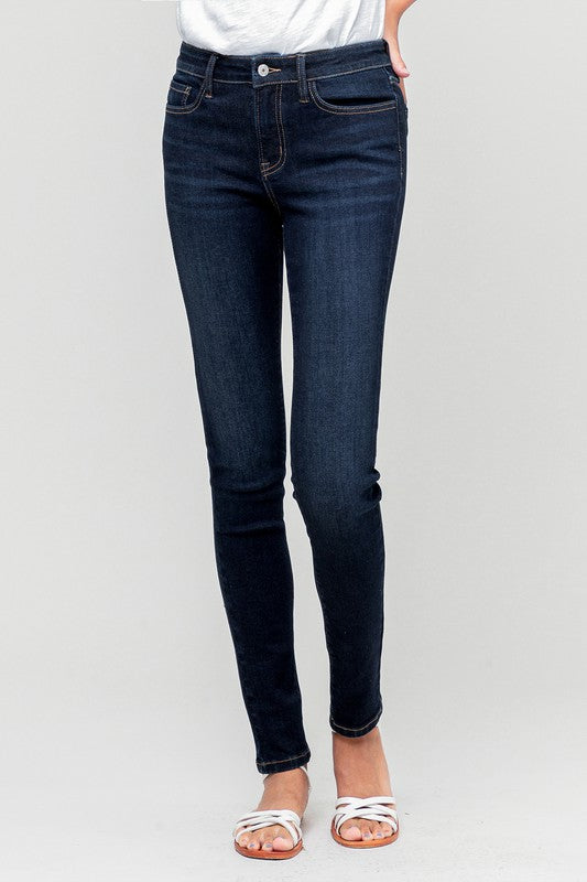 Skinny jeans clásicos de tono azul obscuro